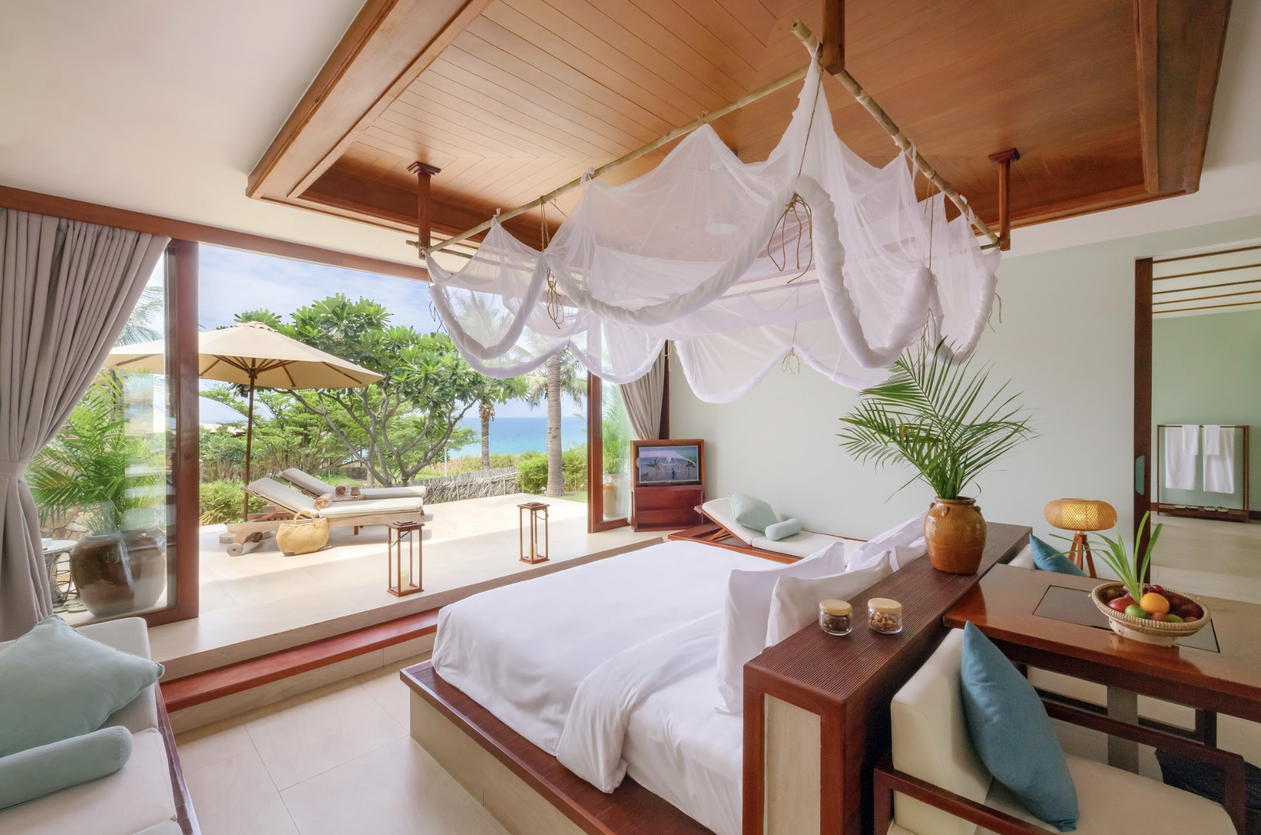 Chic, Suite, Lounge Access