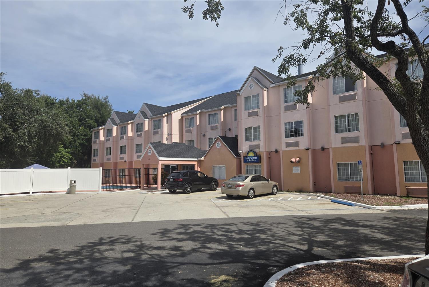Days Inn And Suites By Wyndham Tampa Raymond James Stadium 1/51