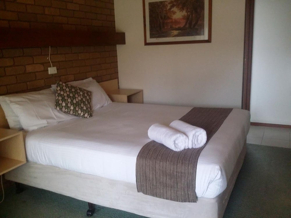 Tudor House Motor Inn 16/62