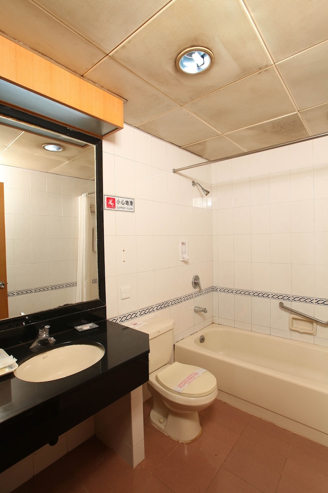 Xinhua Hotel 61/63