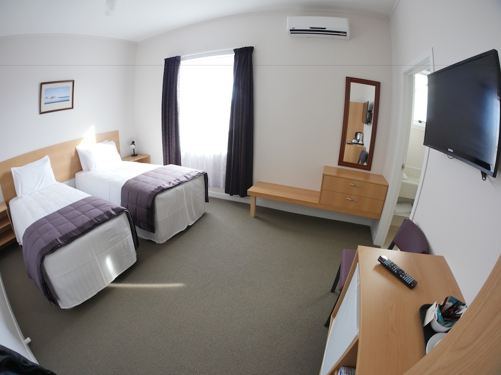 ROOM, TWIN BEDS