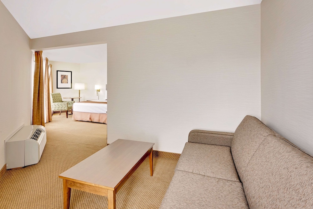 Ramada By Wyndham Kamloops 35/47