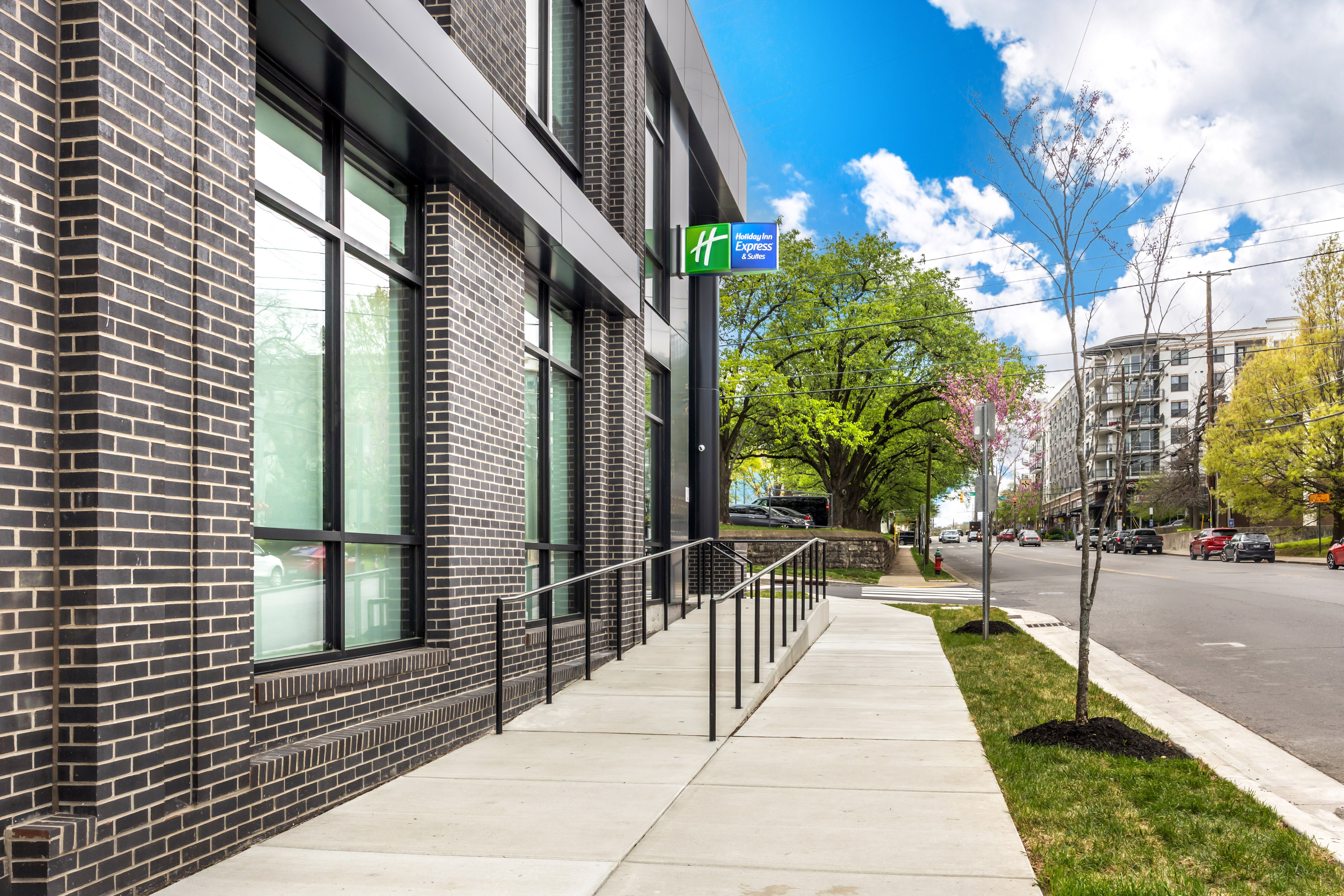 Holiday Inn Express & Suites Nashville West End - Univ Area, an IHG Hotel 41/42