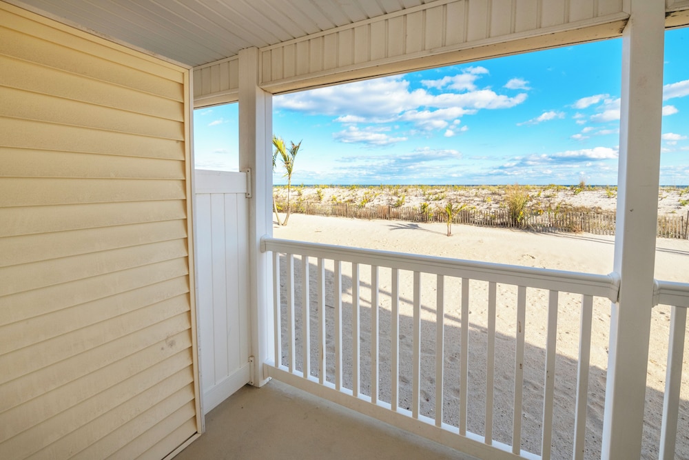 Drifting Sands Oceanfront Hotel 42/70