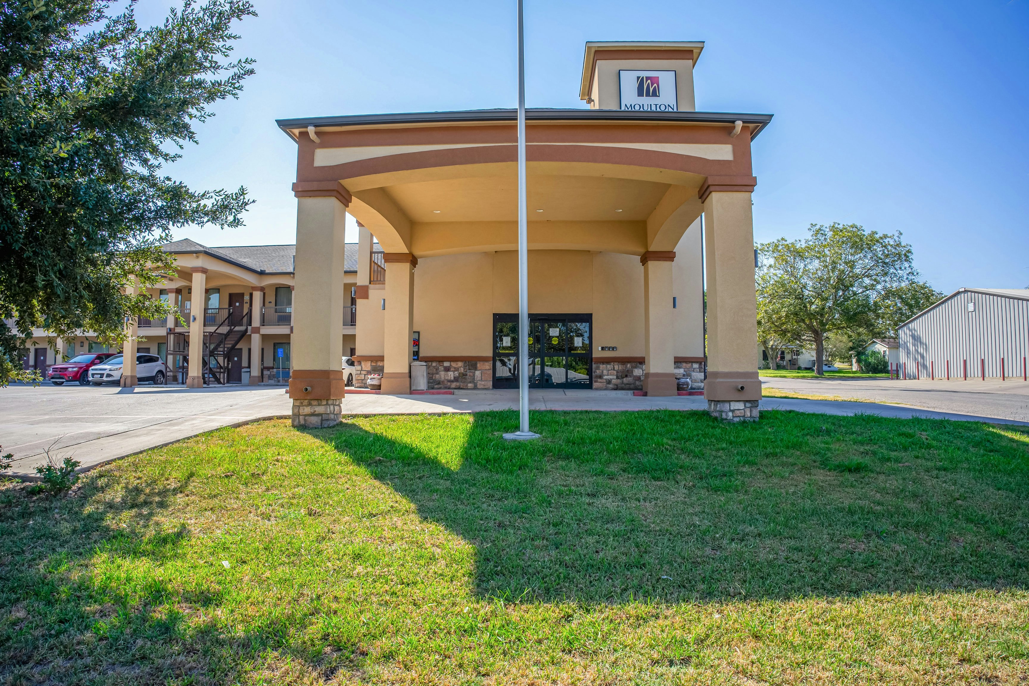 Moulton Inn & Suites By OYO Near Shiner TX 27/29