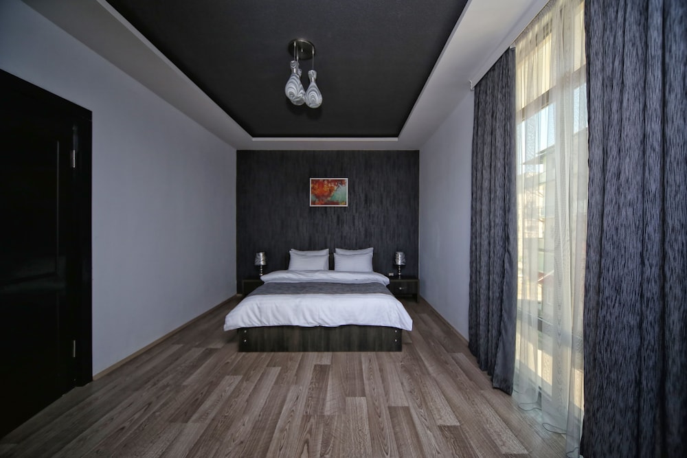 Continental Hotel 4/34