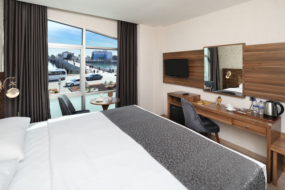 DELUXE, DOUBLE BED, LAKE VIEW