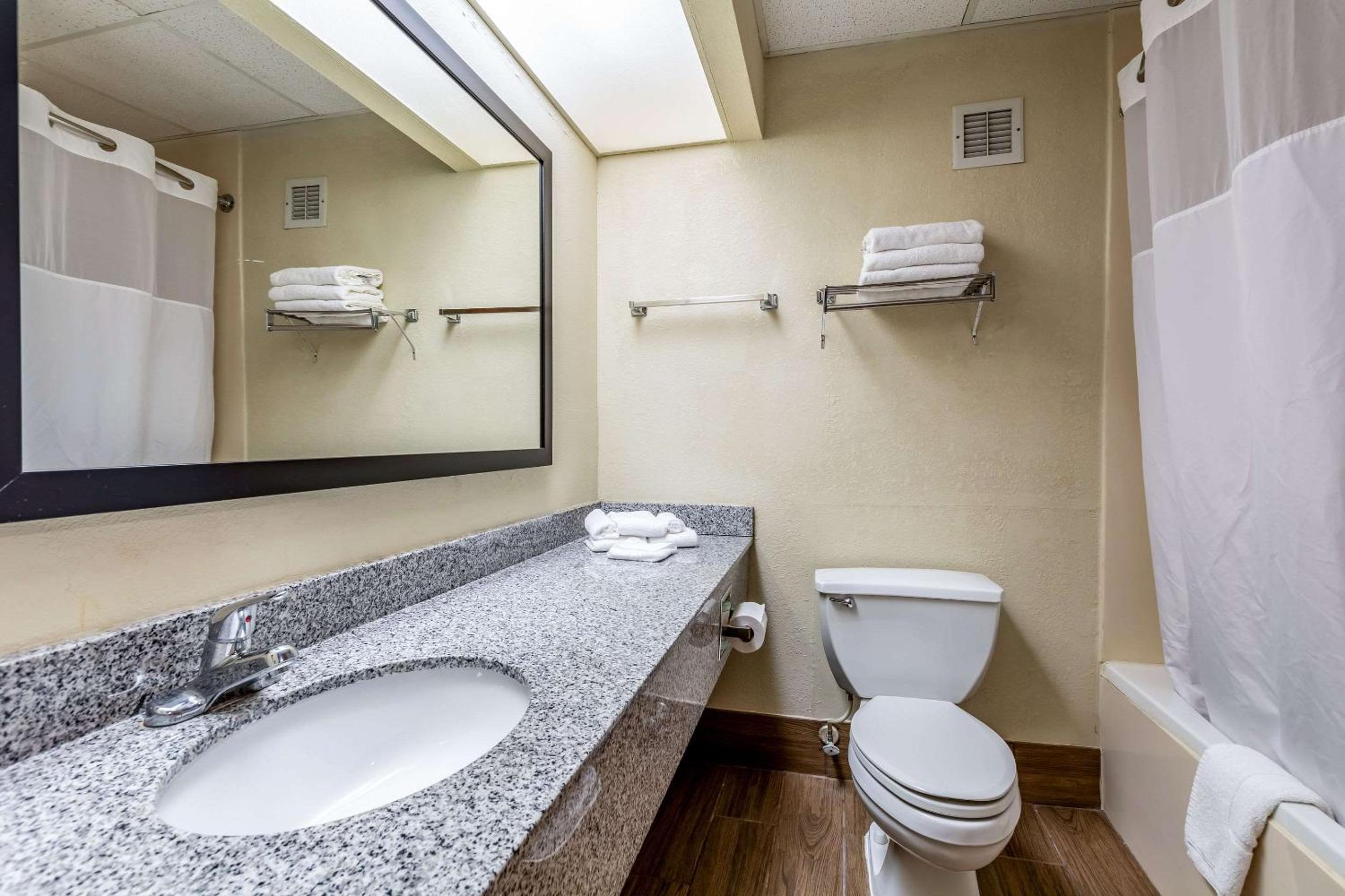 جناح بسرير كينج بجاكوزي، Quality Inn and Suites Southport 5/6