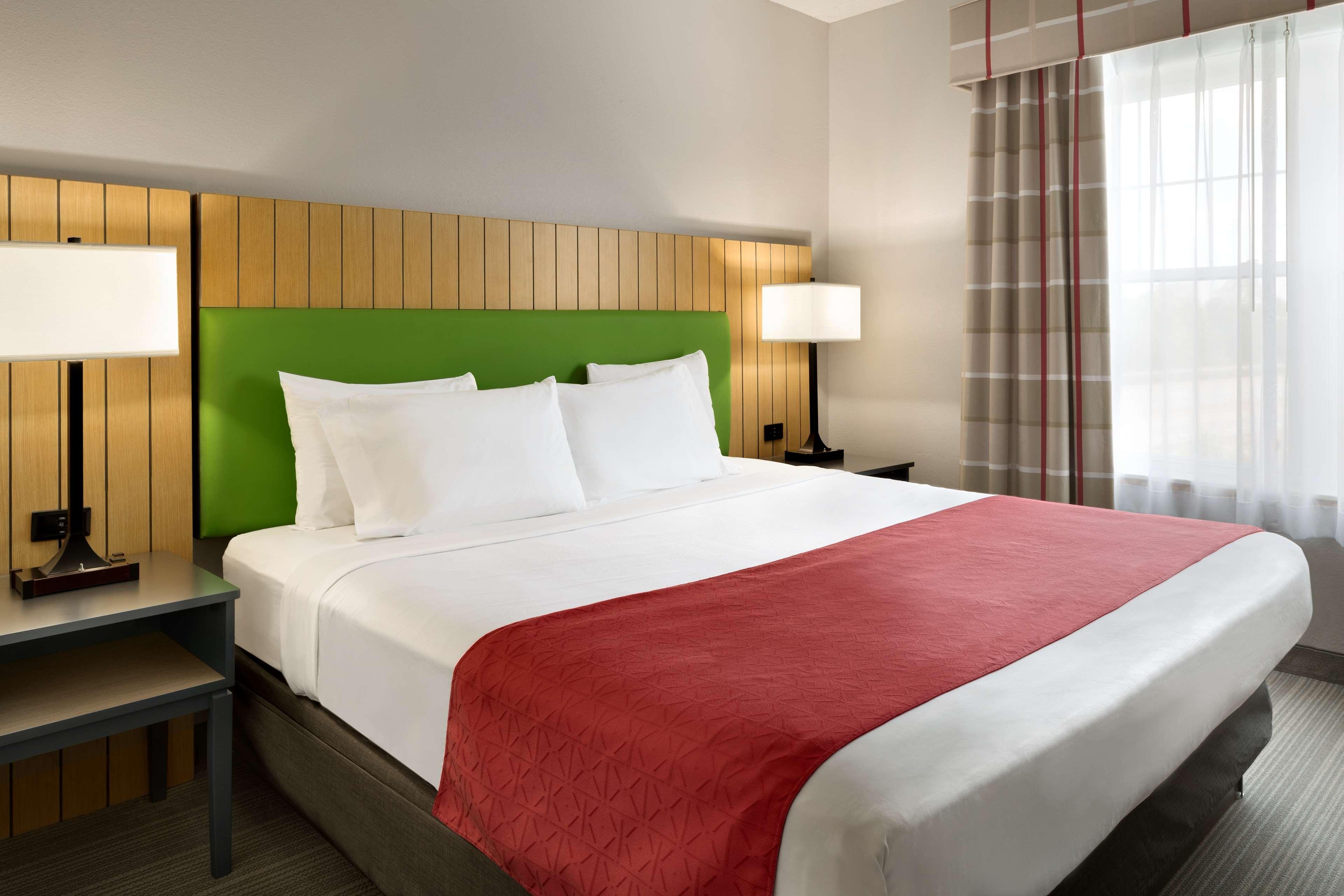 SUITE, KING BED