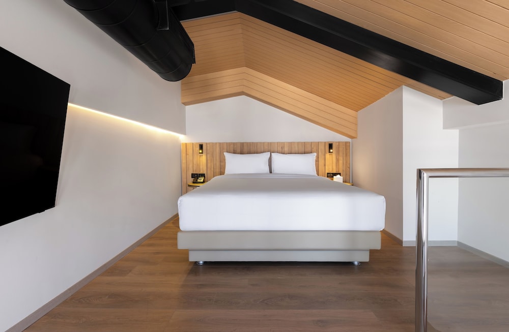 Swim Up, Loft, Premium, Suite, King Bed