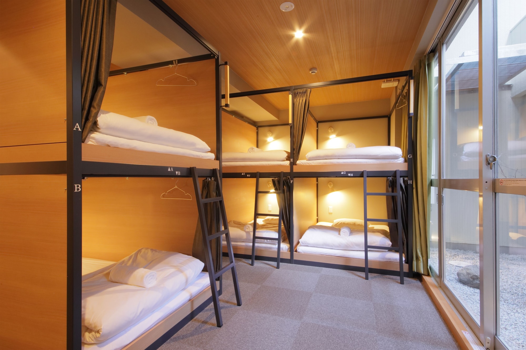 MIXED DORM, 12 BEDS