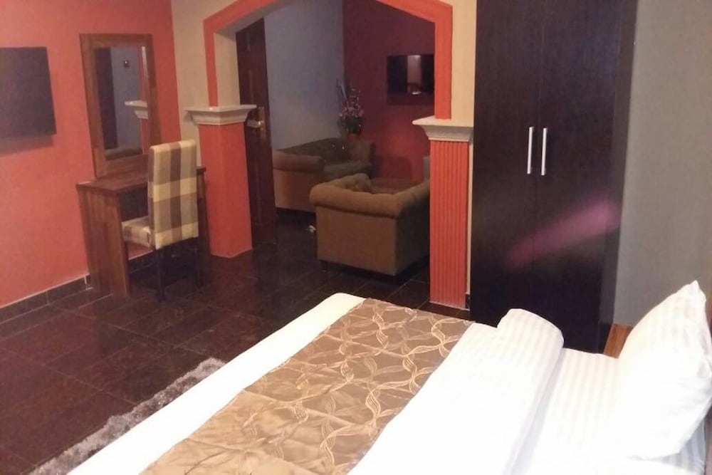 Momak 6 Hotel & Suites 7/11