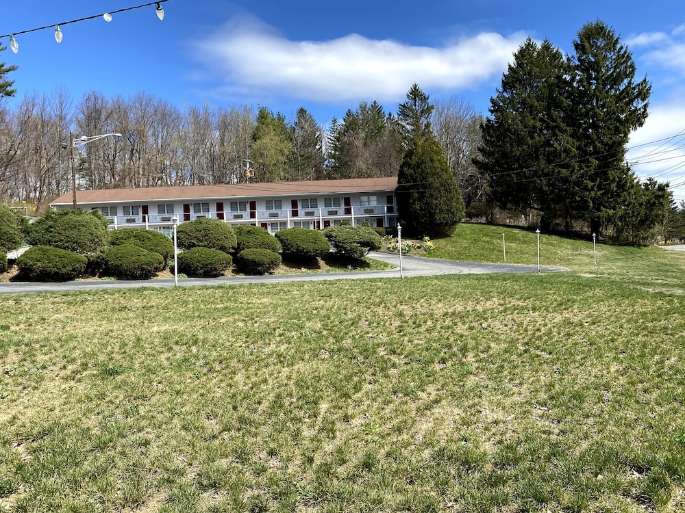 Economy Lodge 682 Main St Sturbridge 29/39