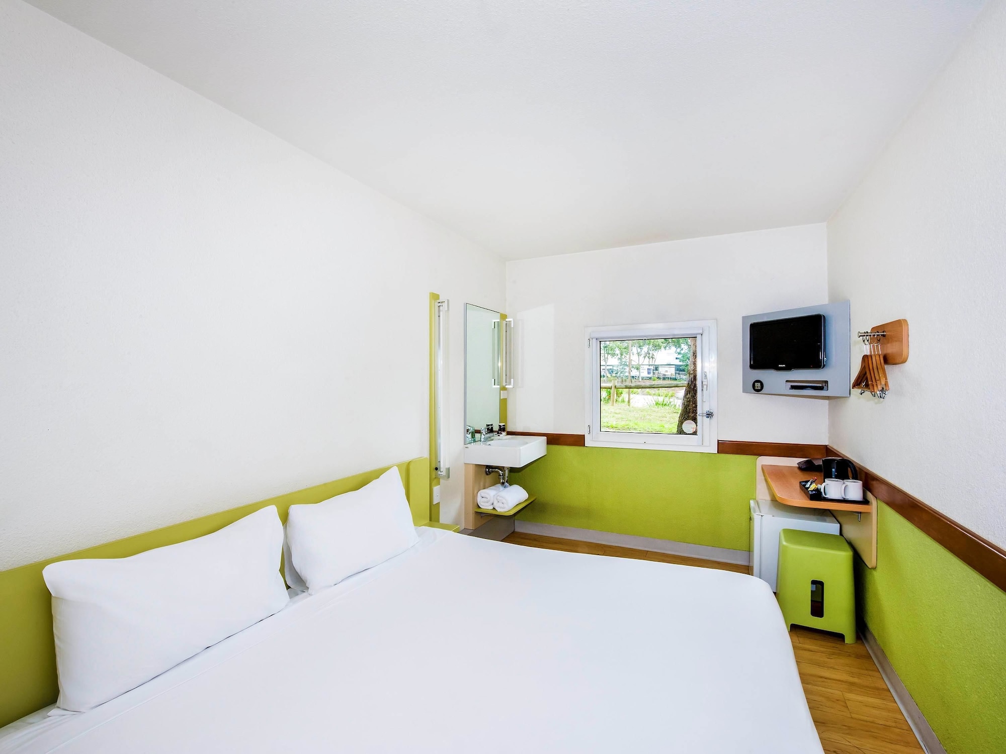 STANDARD, QUEEN BED