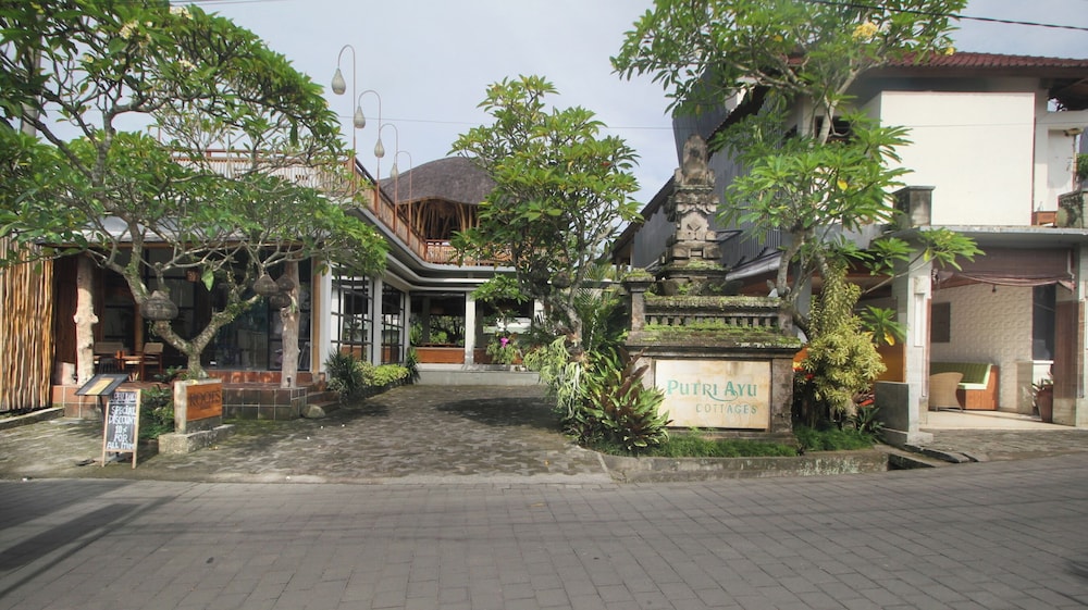 Putri Ayu Cottages 54/63