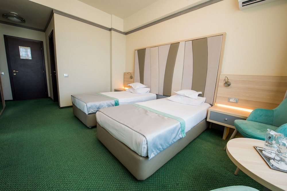 Malibu Hotel 15/50