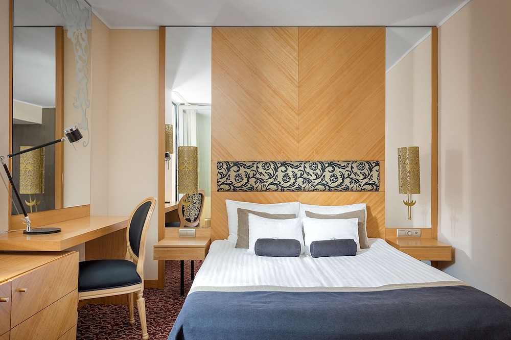 SUPERIOR, QUEEN BED, BALCONY