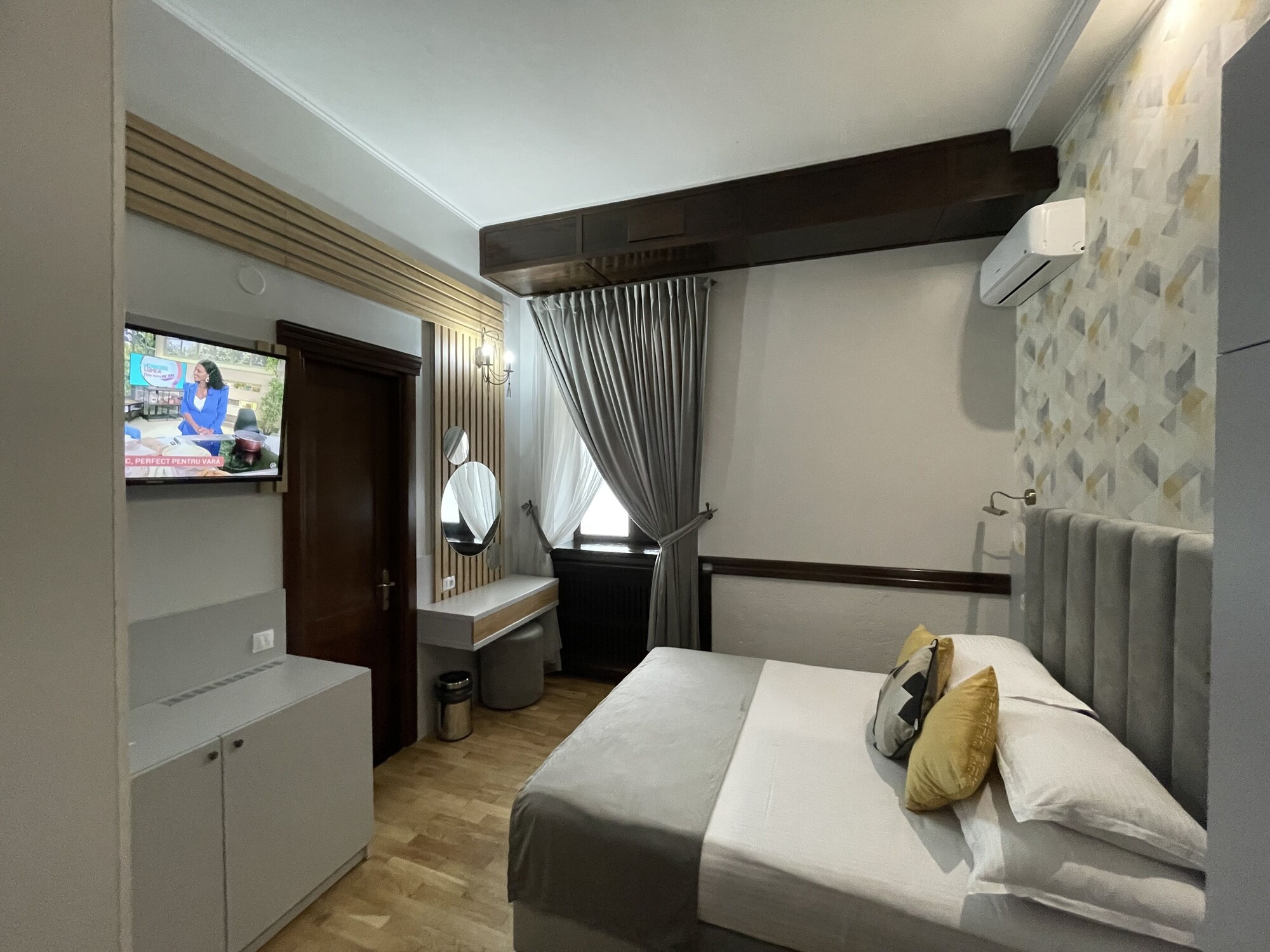 Room, King Bed, La Strada Boutique Villa 4/10