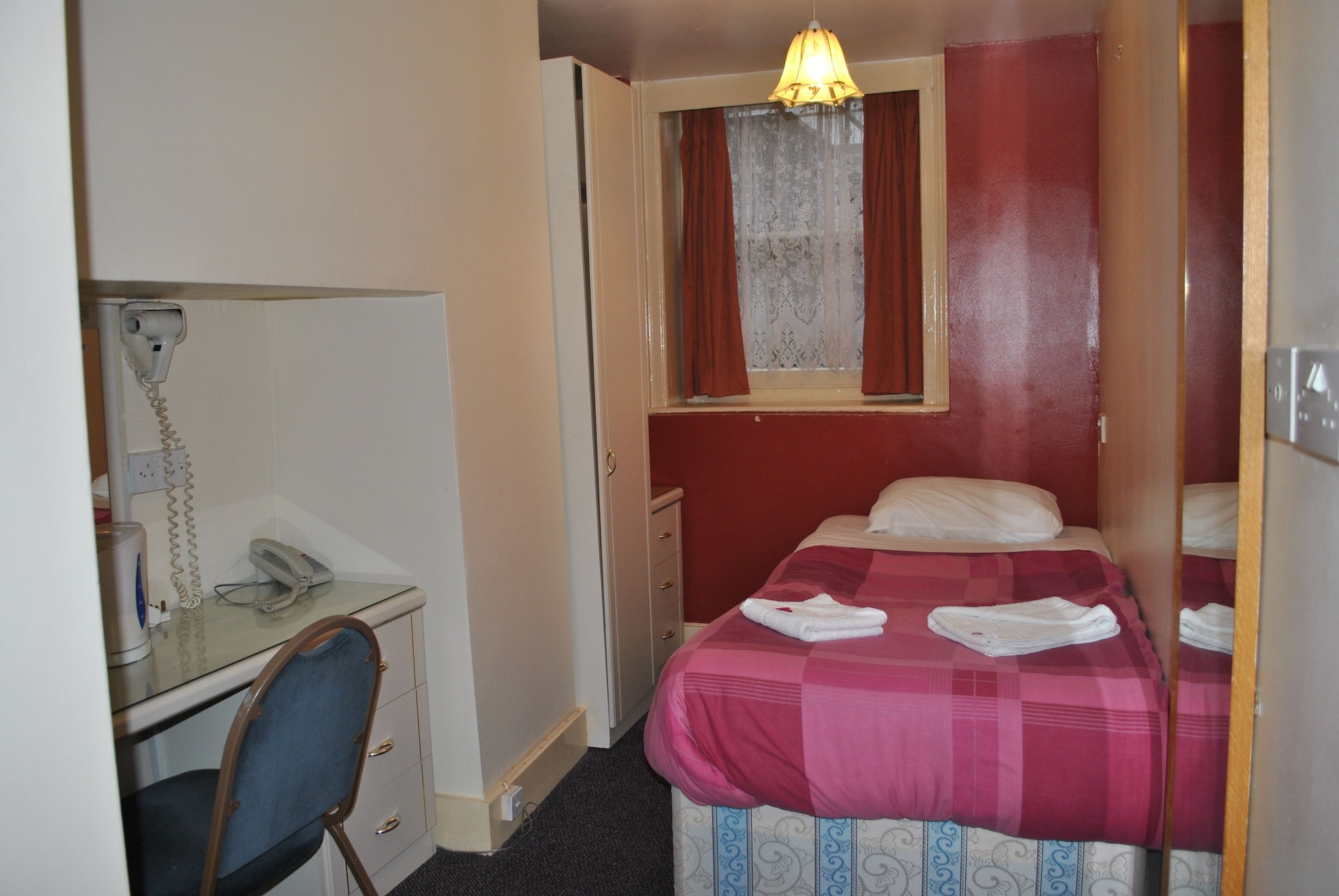 ROOM, SINGLE