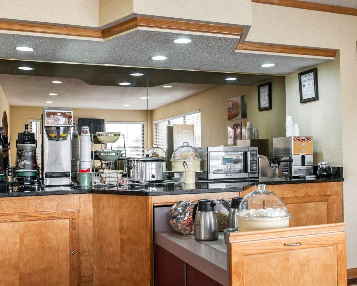 Lafayette Inn & Suites 26/48