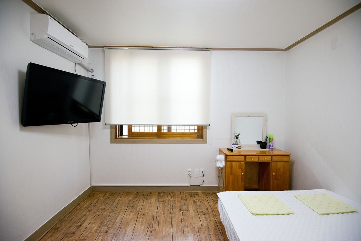 ROOM, DOUBLE BED
