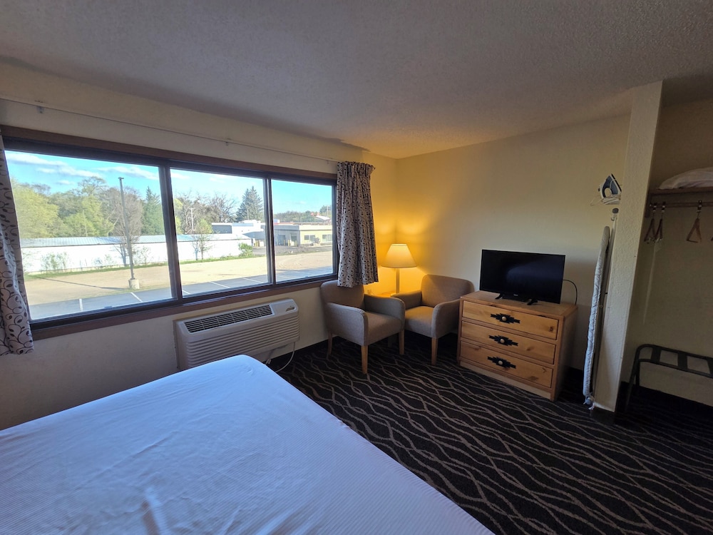 جناح بسرير كينج بغرفتين بمطبخ صغير، Boarders Inn and Suites Wautoma 2/6