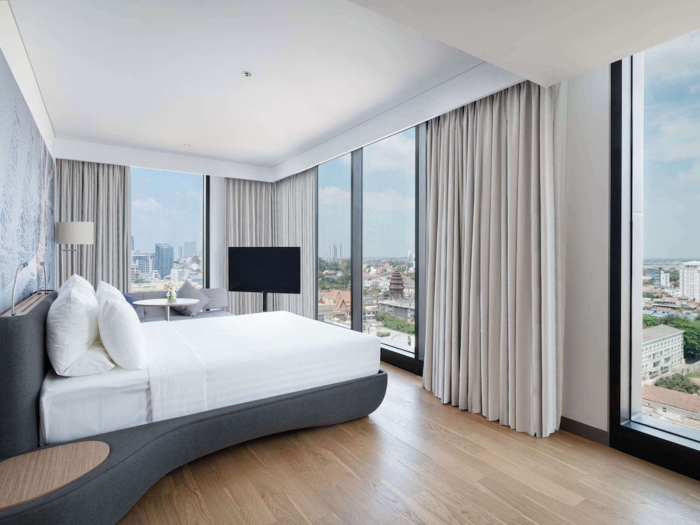 DELUXE, KING BED