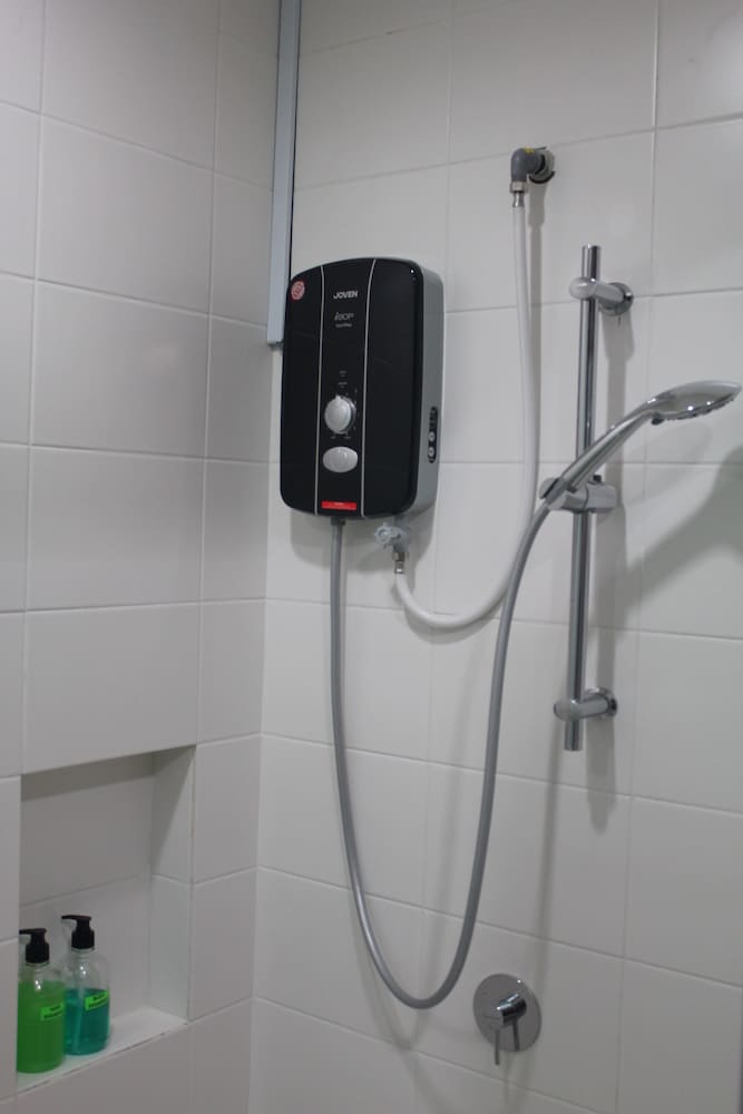 Dehouz – Trefoil Setia Alam Homestay 50/50
