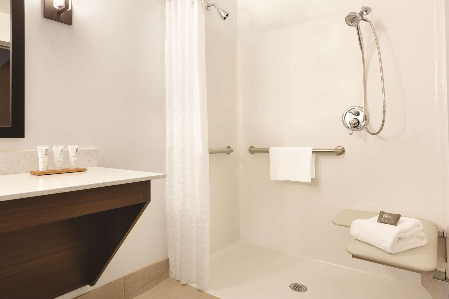 Country Inn & Suites by Radisson, Greensboro, NC 25/26
