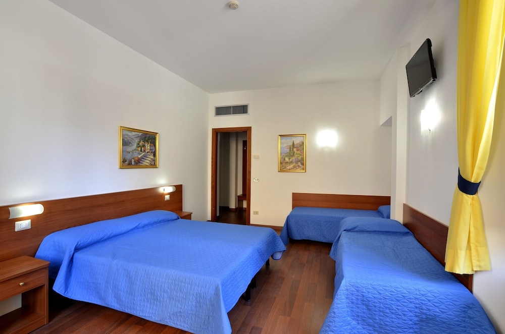 ROOM, QUADRUPLE