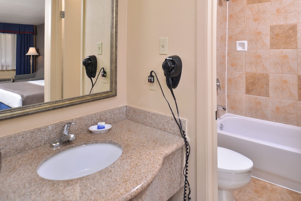 Red Roof Inn & Suites Irving - DFW Airport South 11/45