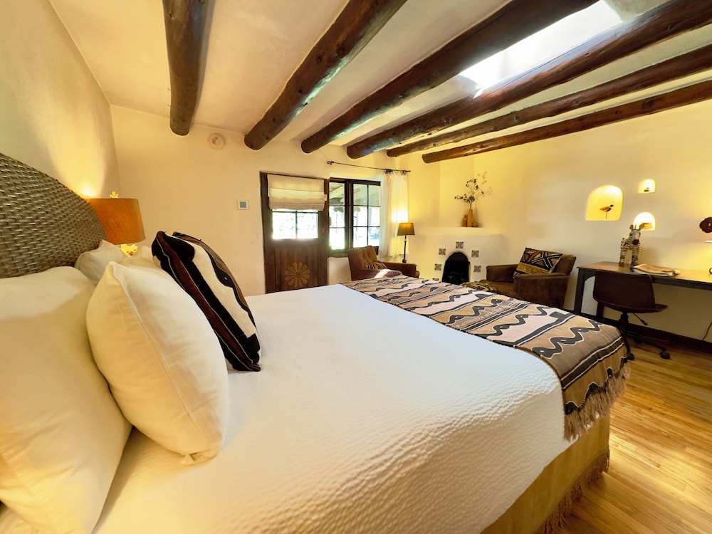 Old Taos Guesthouse Bed and Breakfast 8/69