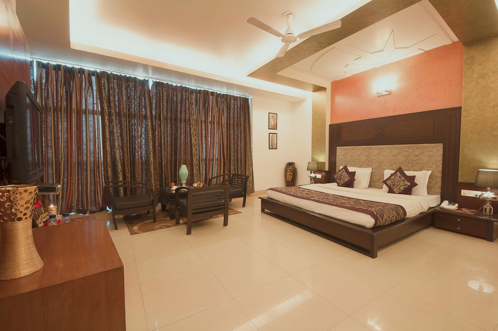 AIRPORT HOTEL DELHI 37 25/64