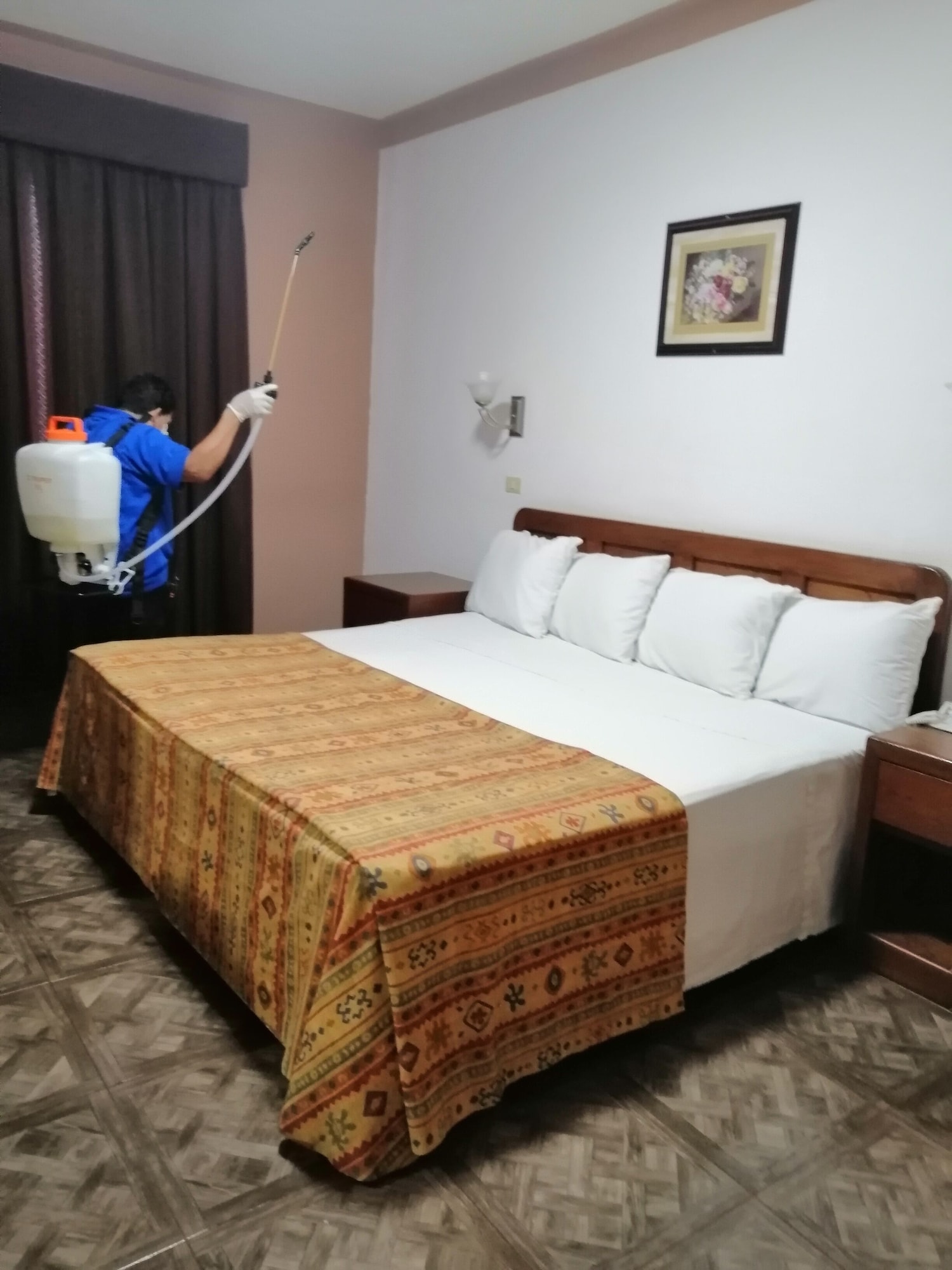 غرفة مفردة بسرير كينج