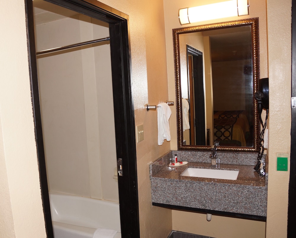 Super 8 by Wyndham Farmers Branch/North Dallas 11/28