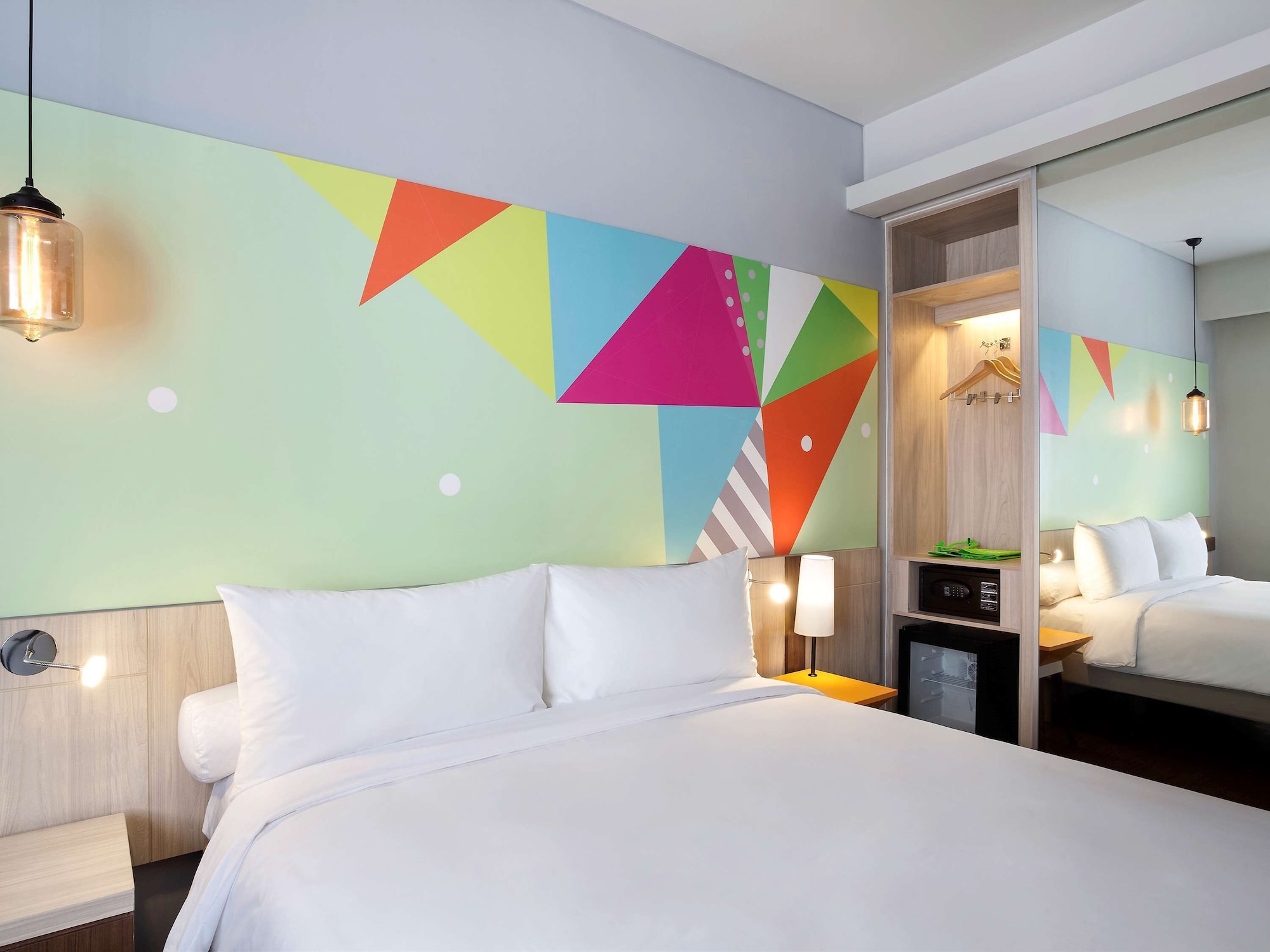 STANDARD, QUEEN BED