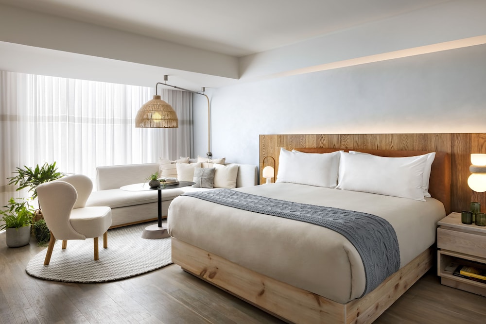 CITY LOUNGE, KING BED