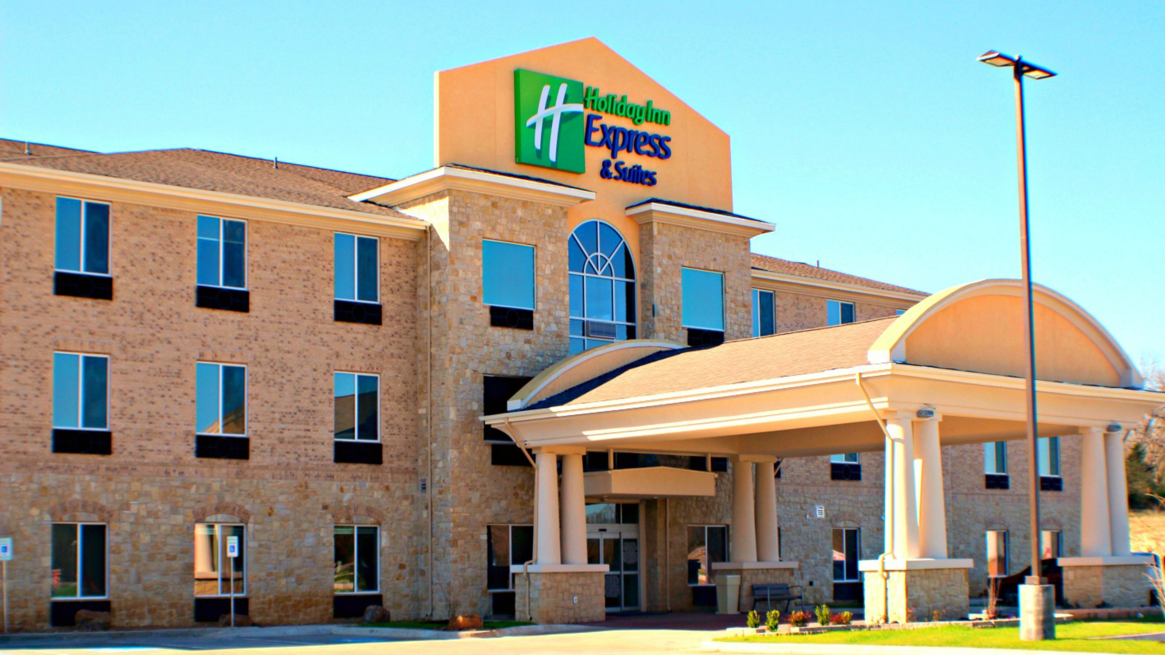 Holiday Inn Express Suites Bonham 3/33