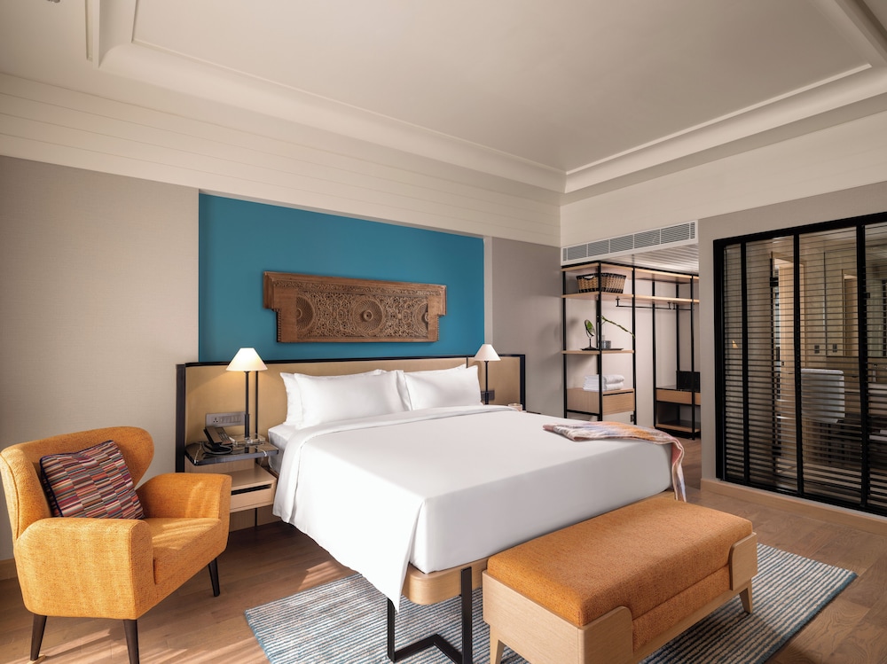 DELUXE, SUITE, KING BED, LOUNGE ACCESS
