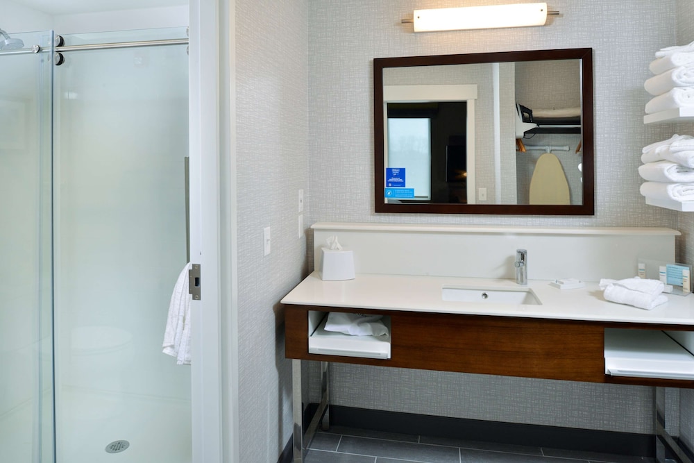 Hampton Inn Suites Adrian Mi 16/52