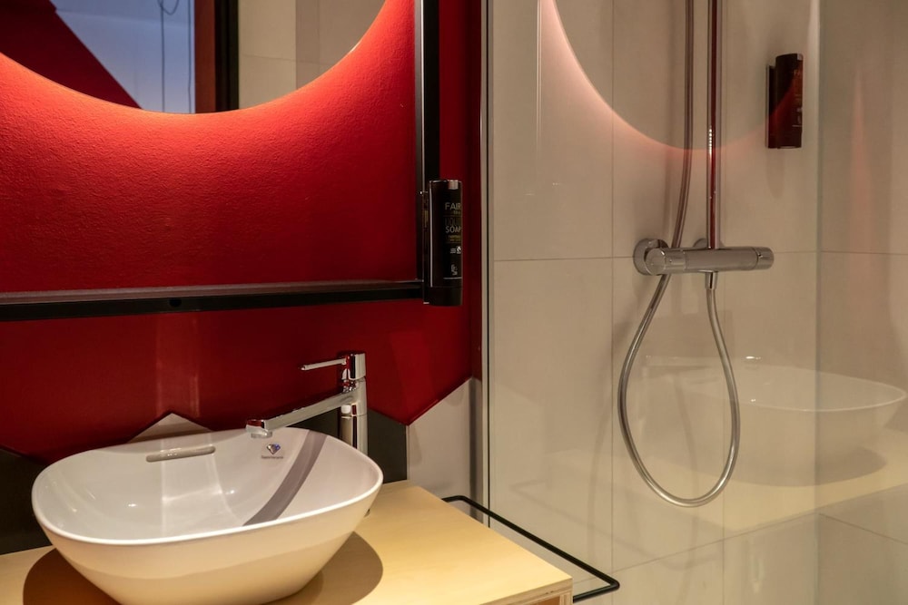 Via Suites 34/37