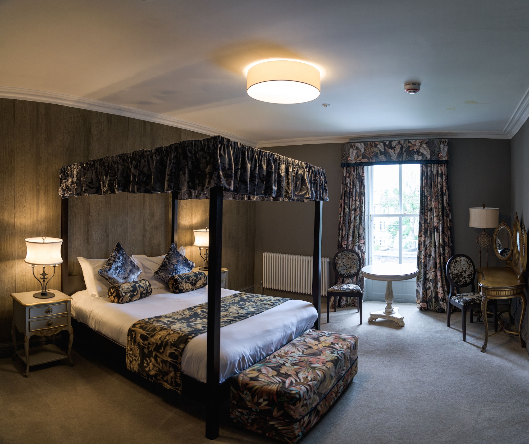 GEORGIAN, SUITE