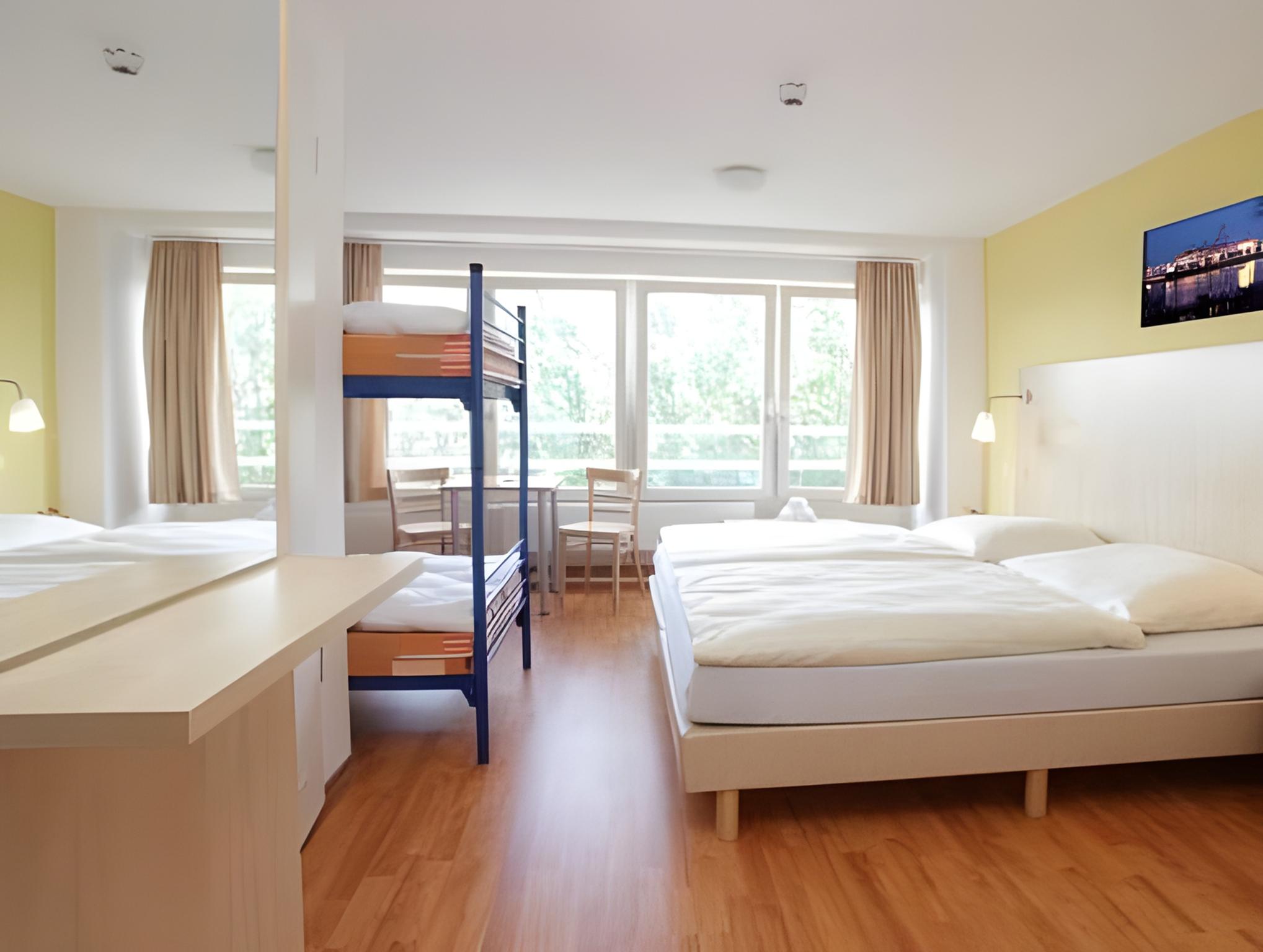 ROOM, QUADRUPLE