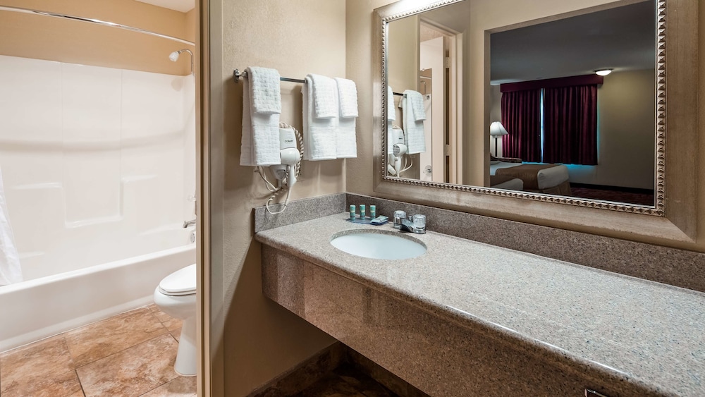 غرفة قياسية كبيرة بسريرين كوين بإطلالة على الفناء، Best Western Pine Springs Inn 6/10