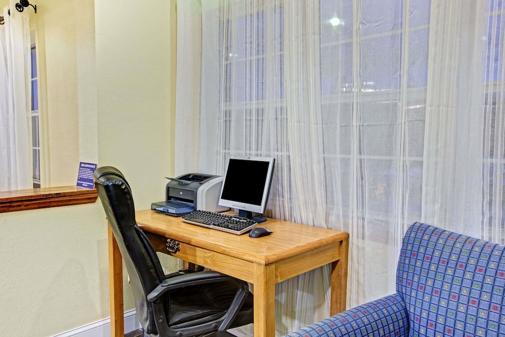 Microtel Inn & Suites by Wyndham Statesville 34/43