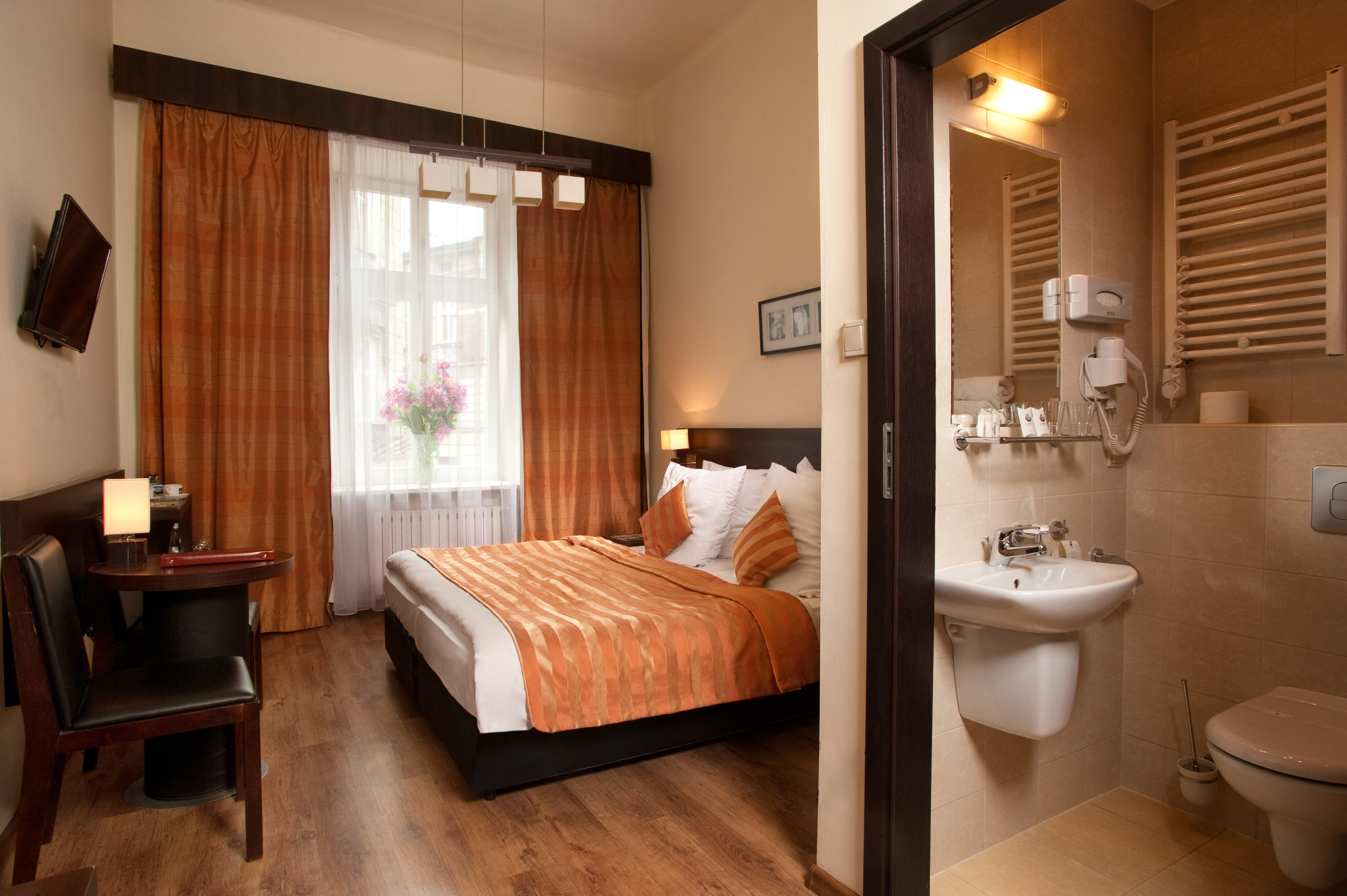 ROOM, DOUBLE OR TWIN BED