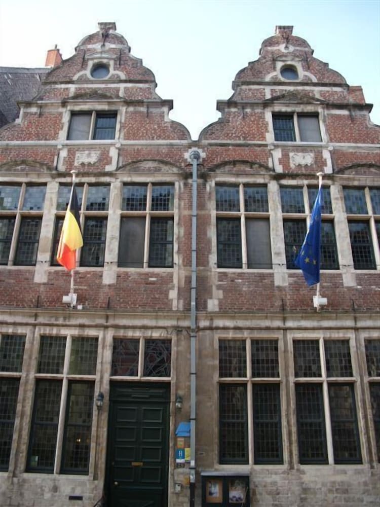 Erasmus Hotel 2/35