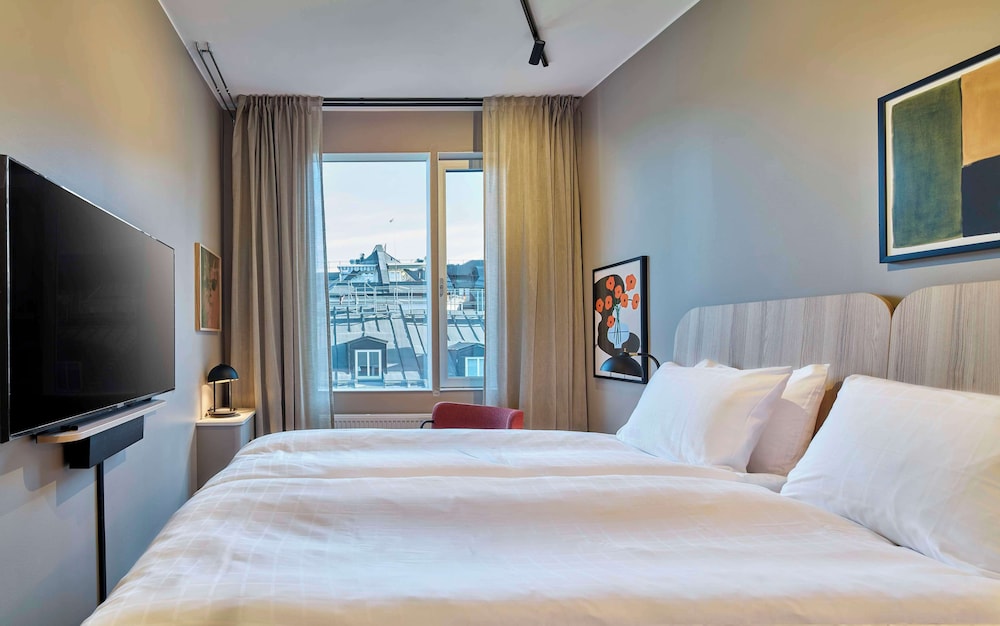 ROOM, QUEEN BED