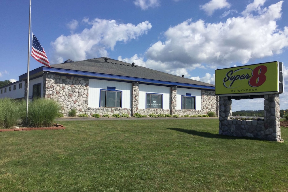 Super 8 by Wyndham Petoskey 19/21