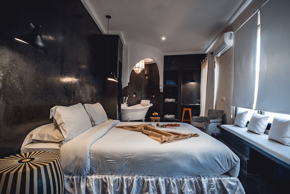 LUXURY, SUITE